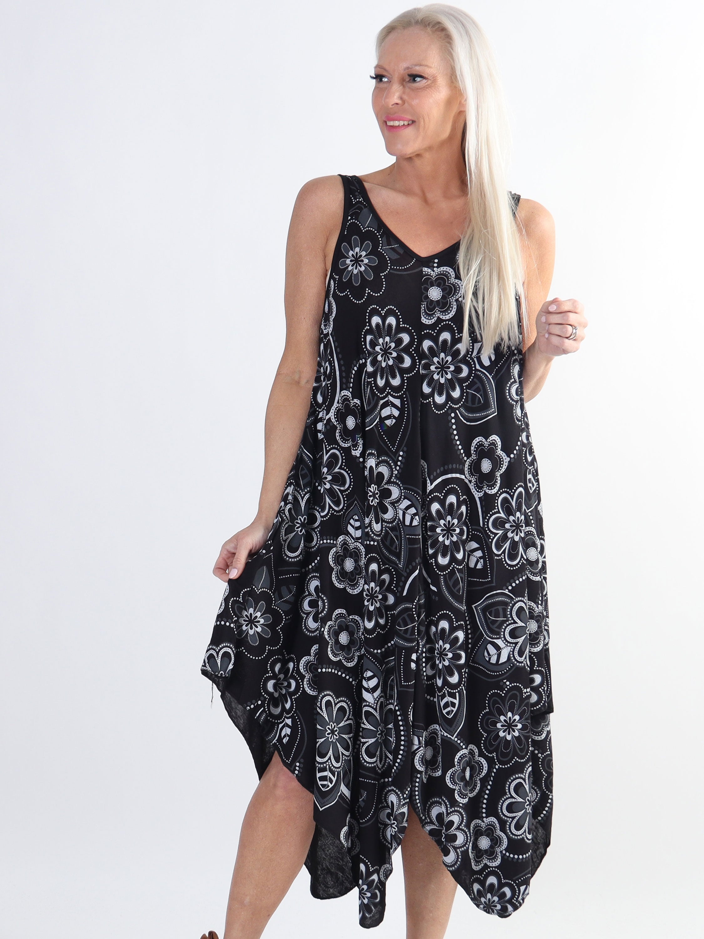 Veronica Flower - Plus size kjole med blomsterprint og brede stropper